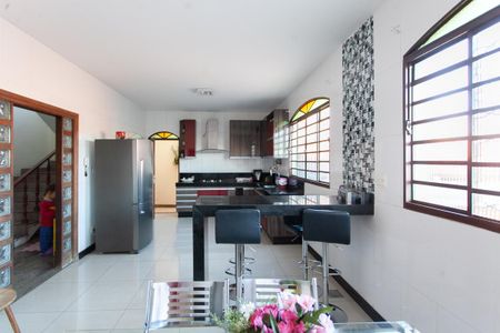 Casa à venda com 354m², 4 quartos e 4 vagas Casa à venda com 354m², 4 quartos e 4 vagasCozinha