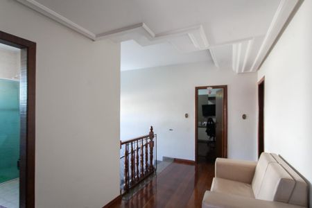 Casa à venda com 354m², 4 quartos e 4 vagas Casa à venda com 354m², 4 quartos e 4 vagasCorredor