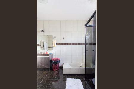 Casa à venda com 354m², 4 quartos e 4 vagas Casa à venda com 354m², 4 quartos e 4 vagasBanheiro da Suíte