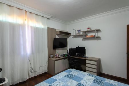 Casa à venda com 354m², 4 quartos e 4 vagas Casa à venda com 354m², 4 quartos e 4 vagasQuarto 3