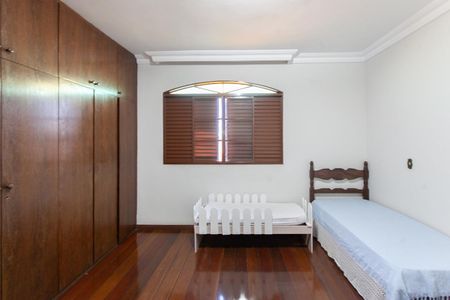 Casa à venda com 354m², 4 quartos e 4 vagas Casa à venda com 354m², 4 quartos e 4 vagasQuarto 2