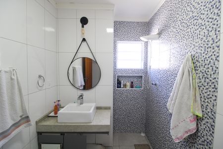 Casa à venda com 181m², 3 quartos e 6 vagasBanheiro do Quarto 1