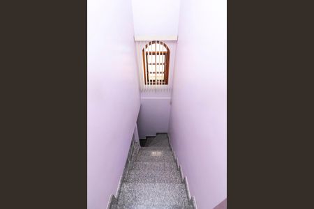 Casa à venda com 122m², 3 quartos e 2 vagas Casa à venda com 122m², 3 quartos e 2 vagasEscada