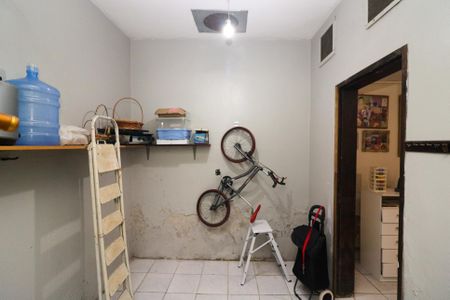 Casa à venda com 440m², 6 quartos e 8 vagas Casa à venda com 440m², 6 quartos e 8 vagasDispensa