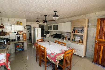 Casa à venda com 440m², 6 quartos e 8 vagas Casa à venda com 440m², 6 quartos e 8 vagasCozinha 2