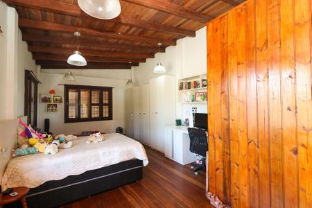 Casa à venda com 440m², 6 quartos e 8 vagas Casa à venda com 440m², 6 quartos e 8 vagasQuarto 1