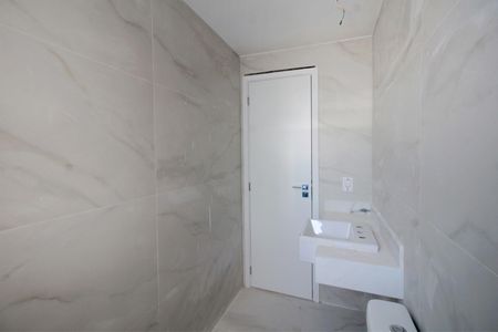 Apartamento à venda com 68m², 2 quartos e 2 vagasBanheiro da Suíte 1