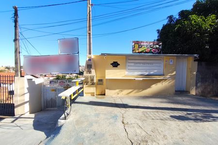 Casa à venda com 75m², 2 quartos e 4 vagas Casa à venda com 75m², 2 quartos e 4 vagasFachada