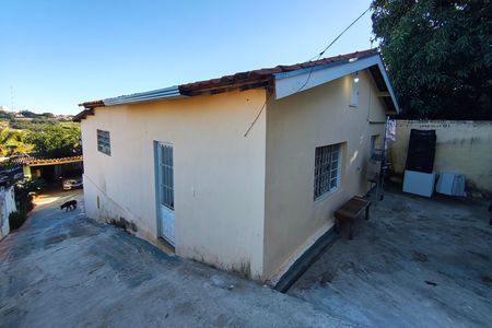 Casa à venda com 75m², 2 quartos e 4 vagas Casa à venda com 75m², 2 quartos e 4 vagasQuintal - Fundos