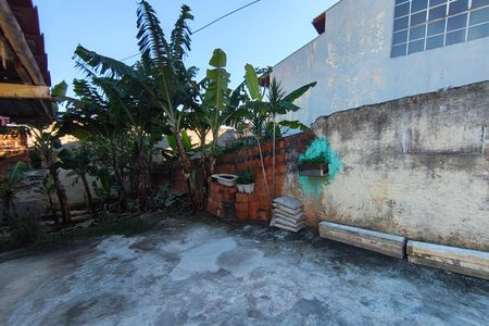 Casa à venda com 75m², 2 quartos e 4 vagas Casa à venda com 75m², 2 quartos e 4 vagasQuintal - Fundos