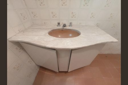 Casa à venda com 240m², 3 quartos e 2 vagas Casa à venda com 240m², 3 quartos e 2 vagasBanheiro 1