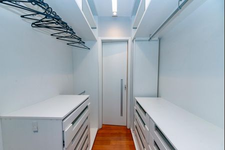 Apartamento para alugar com 140m², 4 quartos e 3 vagasCloset da suíte