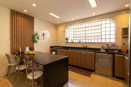 Casa à venda com 560m², 4 quartos e 6 vagas Casa à venda com 560m², 4 quartos e 6 vagasCozinha