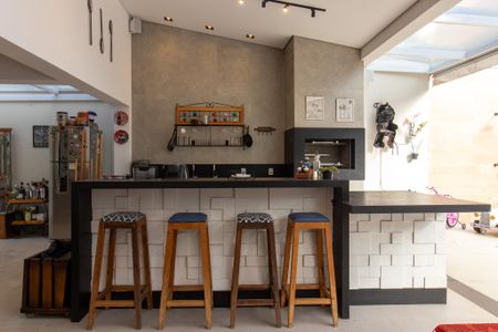 Casa à venda com 560m², 4 quartos e 6 vagas Casa à venda com 560m², 4 quartos e 6 vagasÁrea comum