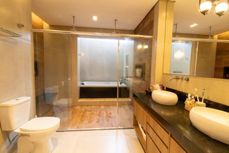 Casa à venda com 560m², 4 quartos e 6 vagas Casa à venda com 560m², 4 quartos e 6 vagasBanheiro Suíte 1