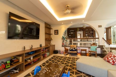 Casa à venda com 560m², 4 quartos e 6 vagas Casa à venda com 560m², 4 quartos e 6 vagasSala