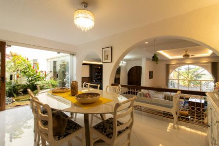 Casa à venda com 560m², 4 quartos e 6 vagas Casa à venda com 560m², 4 quartos e 6 vagasSala