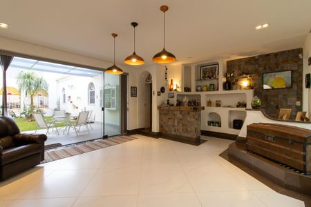 Casa à venda com 560m², 4 quartos e 6 vagas Casa à venda com 560m², 4 quartos e 6 vagasSala