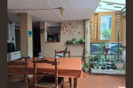 Casa à venda com 263m², 4 quartos e 4 vagas