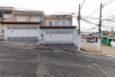 Casa para alugar com 250m², 3 quartos e 3 vagas Casa para alugar com 250m², 3 quartos e 3 vagasFachada