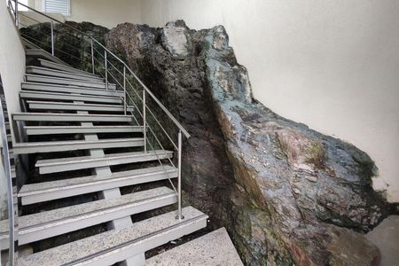 Casa de condomínio à venda com 441m², 3 quartos e 2 vagasEscada