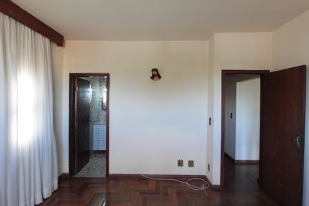 Casa à venda com 830m², 4 quartos e 4 vagasSuite