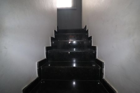 Casa à venda com 172m², 2 quartos e 4 vagasEscada