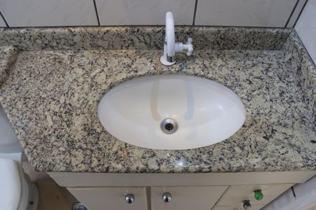 Apartamento para alugar com 60m², 2 quartos e sem vagaBanheiro