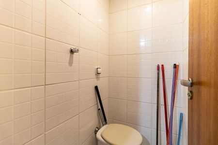 Apartamento à venda com 74m², 2 quartos e sem vaga Apartamento à venda com 74m², 2 quartos e sem vagaBanheiro de Serviço