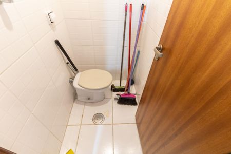 Apartamento à venda com 74m², 2 quartos e sem vaga Apartamento à venda com 74m², 2 quartos e sem vagaBanheiro de Serviço