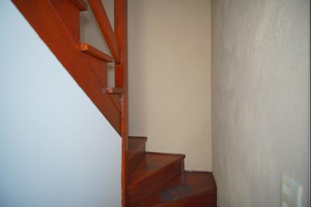 Casa de condomínio à venda com 84m², 3 quartos e 2 vagasEscada para os Quartos