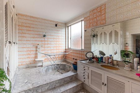 Casa à venda com 600m², 5 quartos e 5 vagasBanheiro da Suíte 1