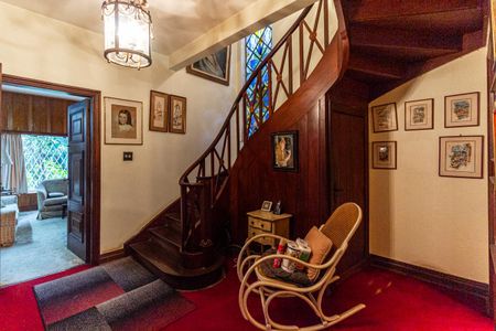 Casa à venda com 600m², 5 quartos e 5 vagasEscada