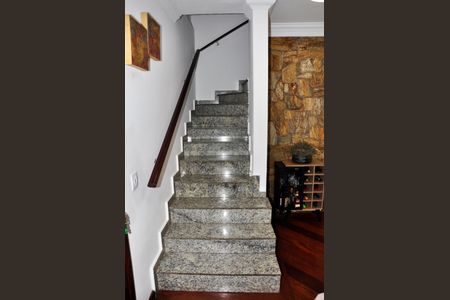 Casa à venda com 110m², 3 quartos e 3 vagasEscada para os Quartos