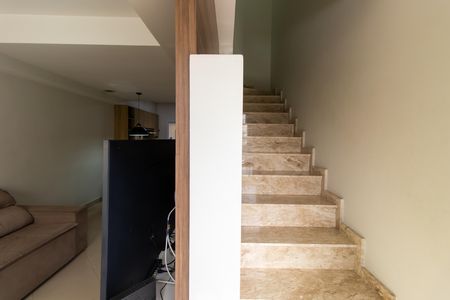 Casa de condomínio para alugar com 72m², 2 quartos e sem vaga Casa de condomínio para alugar com 72m², 2 quartos e sem vagaEscada
