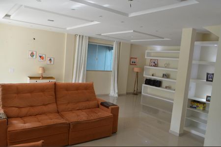 Casa de condomínio à venda com 225m², 3 quartos e 6 vagasSala