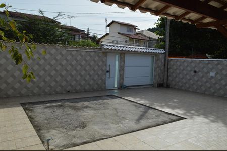 Casa de condomínio à venda com 225m², 3 quartos e 6 vagasQuintal