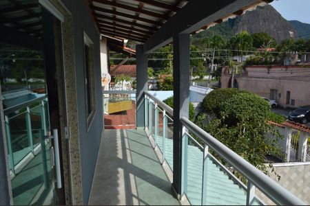 Casa de condomínio à venda com 225m², 3 quartos e 6 vagasVaranda da Suíte 