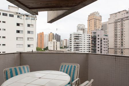 Apartamento à venda com 244m², 4 quartos e 3 vagas Apartamento à venda com 244m², 4 quartos e 3 vagasSacada da Sala