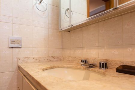 Apartamento à venda com 244m², 4 quartos e 3 vagas Apartamento à venda com 244m², 4 quartos e 3 vagasBanheiro da Suíte 2