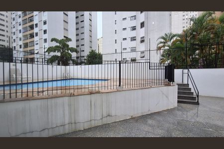 Apartamento à venda com 244m², 4 quartos e 3 vagas Apartamento à venda com 244m², 4 quartos e 3 vagasÁrea comum - Piscina