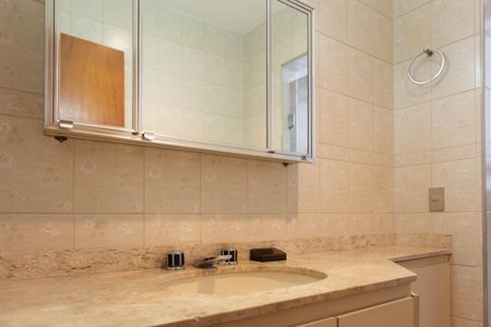 Apartamento à venda com 244m², 4 quartos e 3 vagas Apartamento à venda com 244m², 4 quartos e 3 vagasBanheiro da Suíte 2