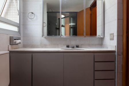 Apartamento à venda com 244m², 4 quartos e 3 vagas Apartamento à venda com 244m², 4 quartos e 3 vagasBanheiro da Suíte 3