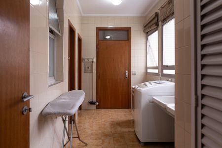 Apartamento à venda com 244m², 4 quartos e 3 vagas Apartamento à venda com 244m², 4 quartos e 3 vagasÁrea de Serviço