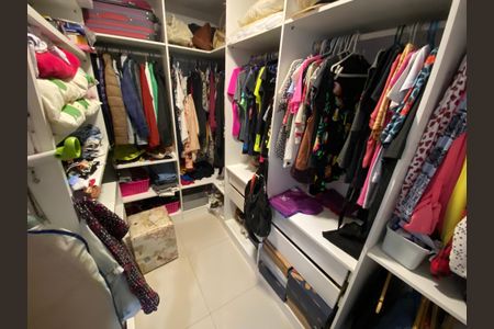 Casa à venda com 220m², 3 quartos e 2 vagasCloset - Quarto 1 Suite