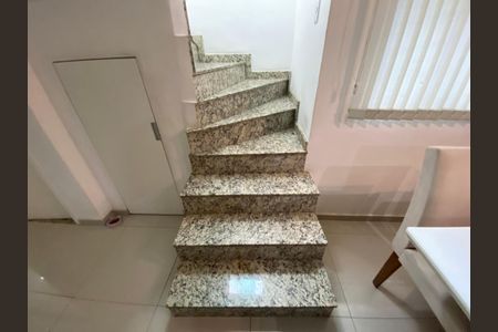 Casa à venda com 220m², 3 quartos e 2 vagasEscada Segundo Andar