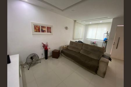 Casa à venda com 220m², 3 quartos e 2 vagasSala