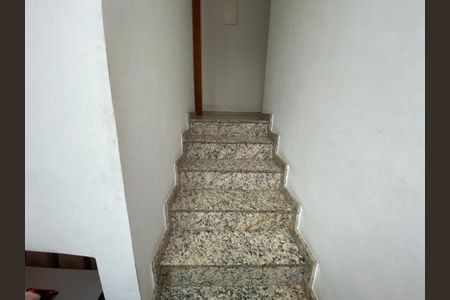 Casa à venda com 220m², 3 quartos e 2 vagasEscada Segundo Andar