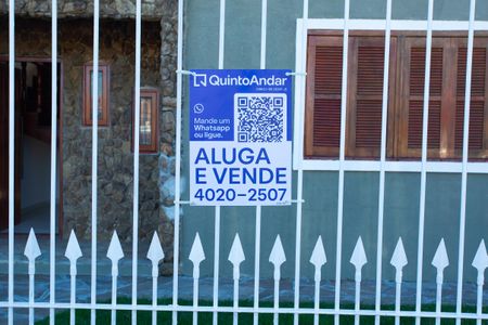 Casa à venda com 294m², 4 quartos e 2 vagas Casa à venda com 294m², 4 quartos e 2 vagasFachada e placa