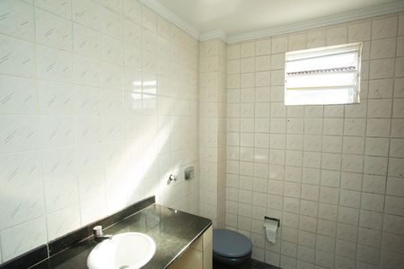 Casa à venda com 294m², 4 quartos e 2 vagas Casa à venda com 294m², 4 quartos e 2 vagasBanheiro do térreo